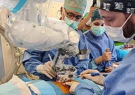 Cirujanos del Hospital Universitario Donostia realizan una operación con el robot de columna.