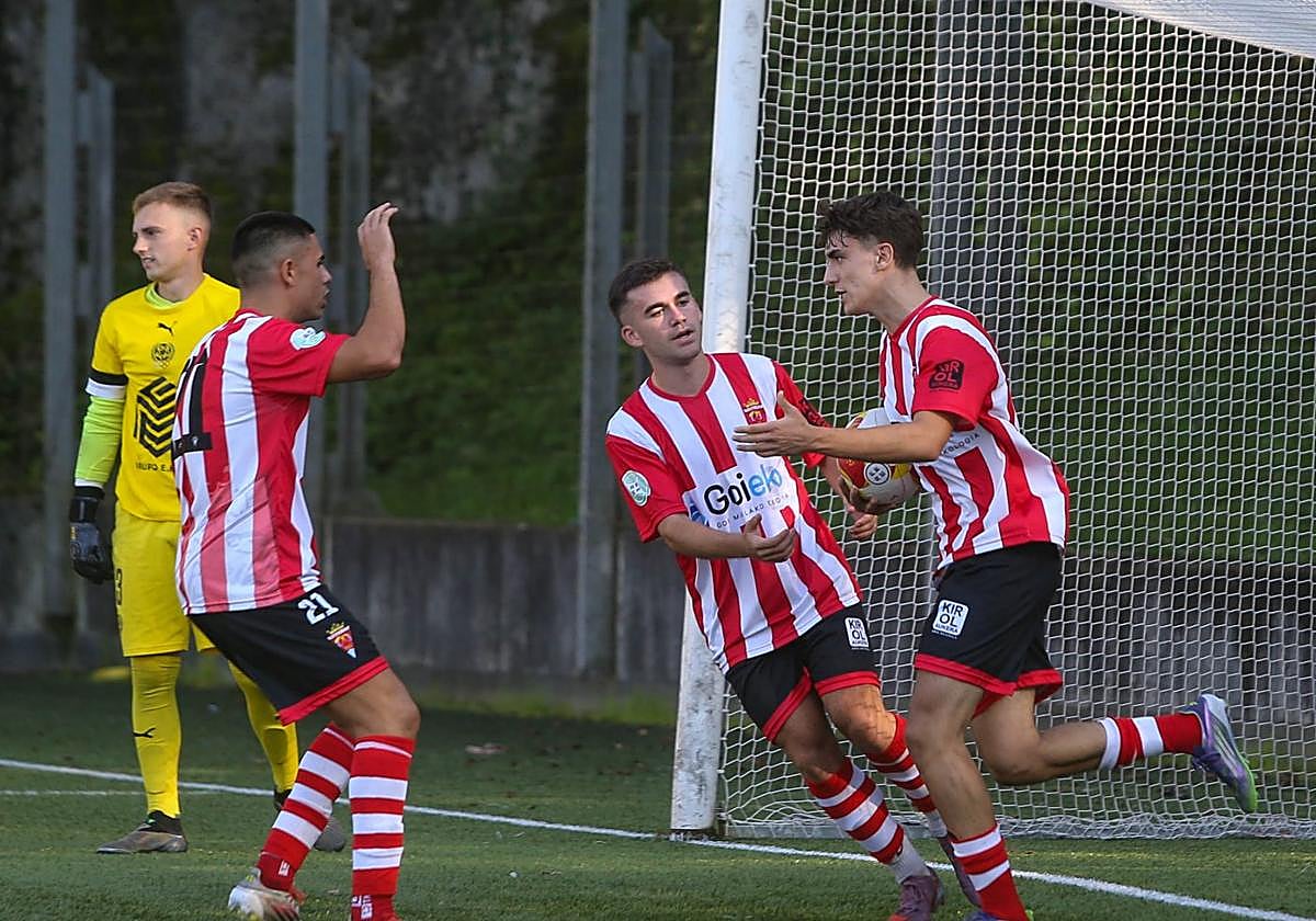 Chávez recoge el balón de las redes tras marcar de penalti.
