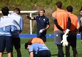 Sergio Francisco da instrucciones a los jugadores durante un entrenamiento en Zubieta.