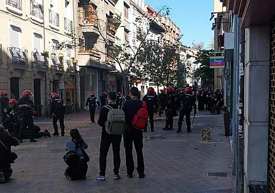 En libertad los 19 detenidos tras los graves disturbios por la presencia de La Falange en Vitoria