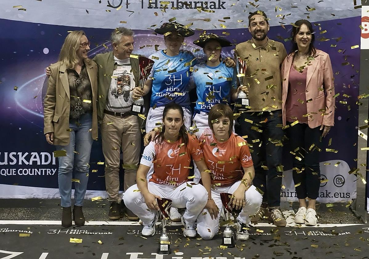 Gaminde y Etxegarai con las txapelas junto a las finalistas Zabaleta y Mendizabal, autoridades y patrocinadores.