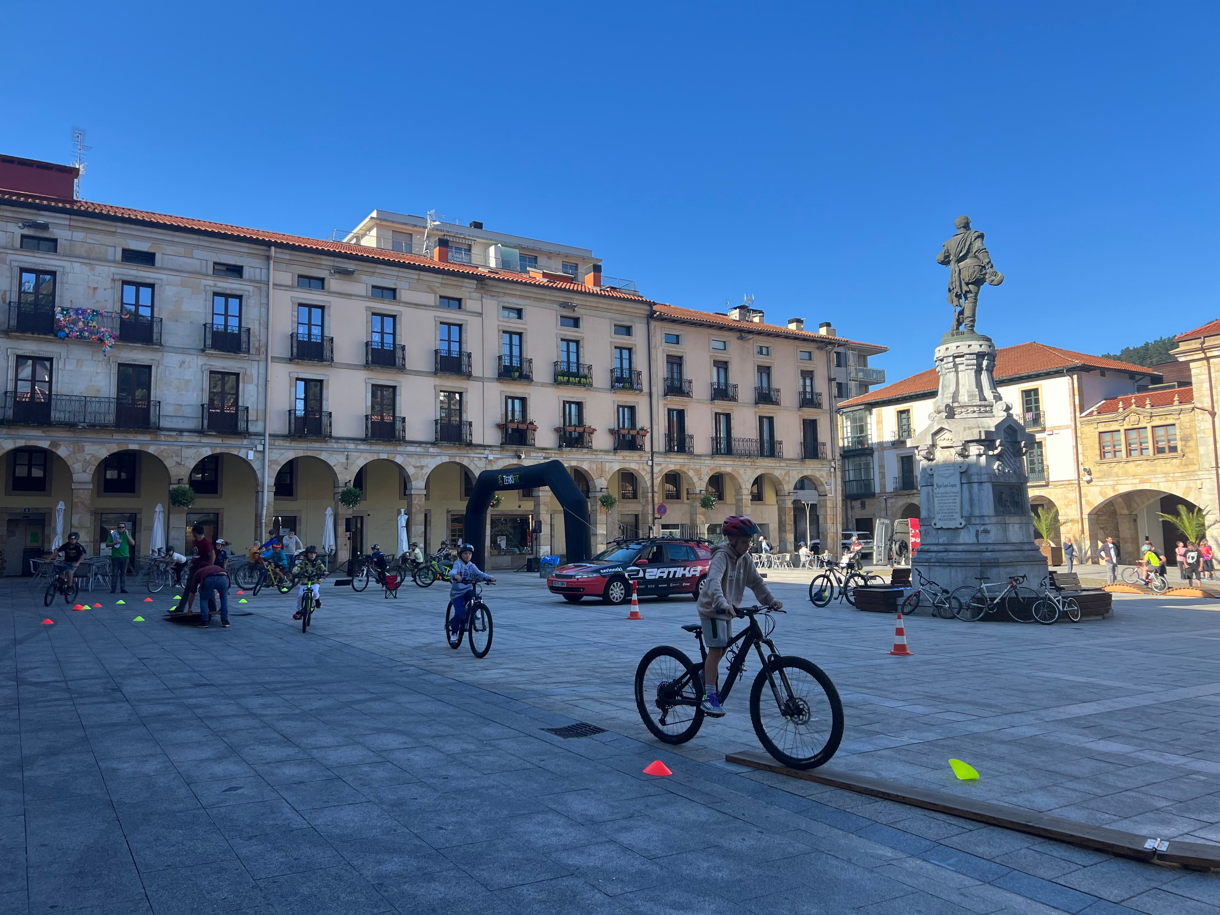 Domingo sobre dos ruedas en la plaza de Zumarraga