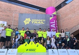 Foto de familia de premiados, organizadores y colaboradores de la 'Korosti Trail' de este domingo en Legazpi