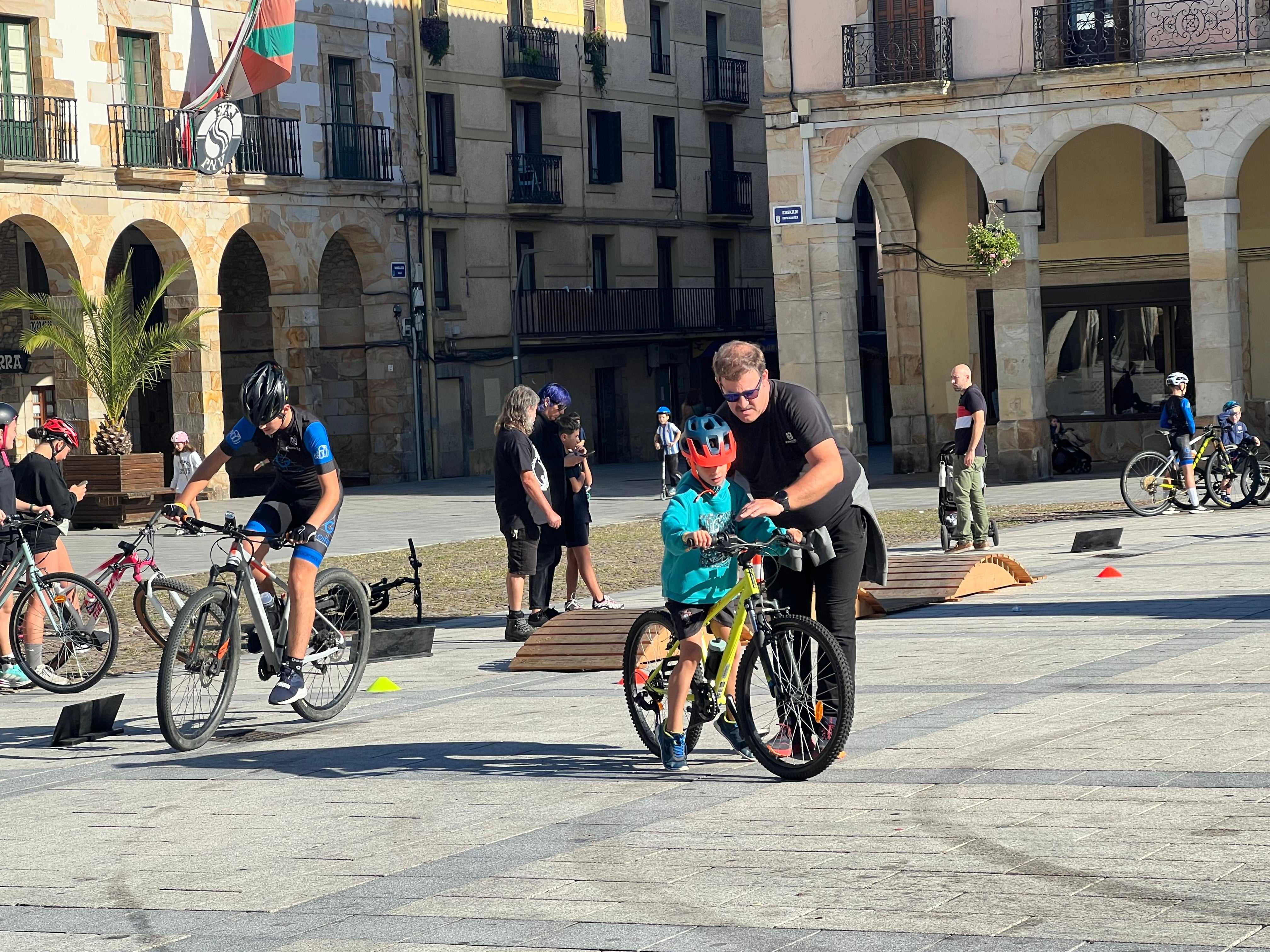 Domingo sobre dos ruedas en la plaza de Zumarraga