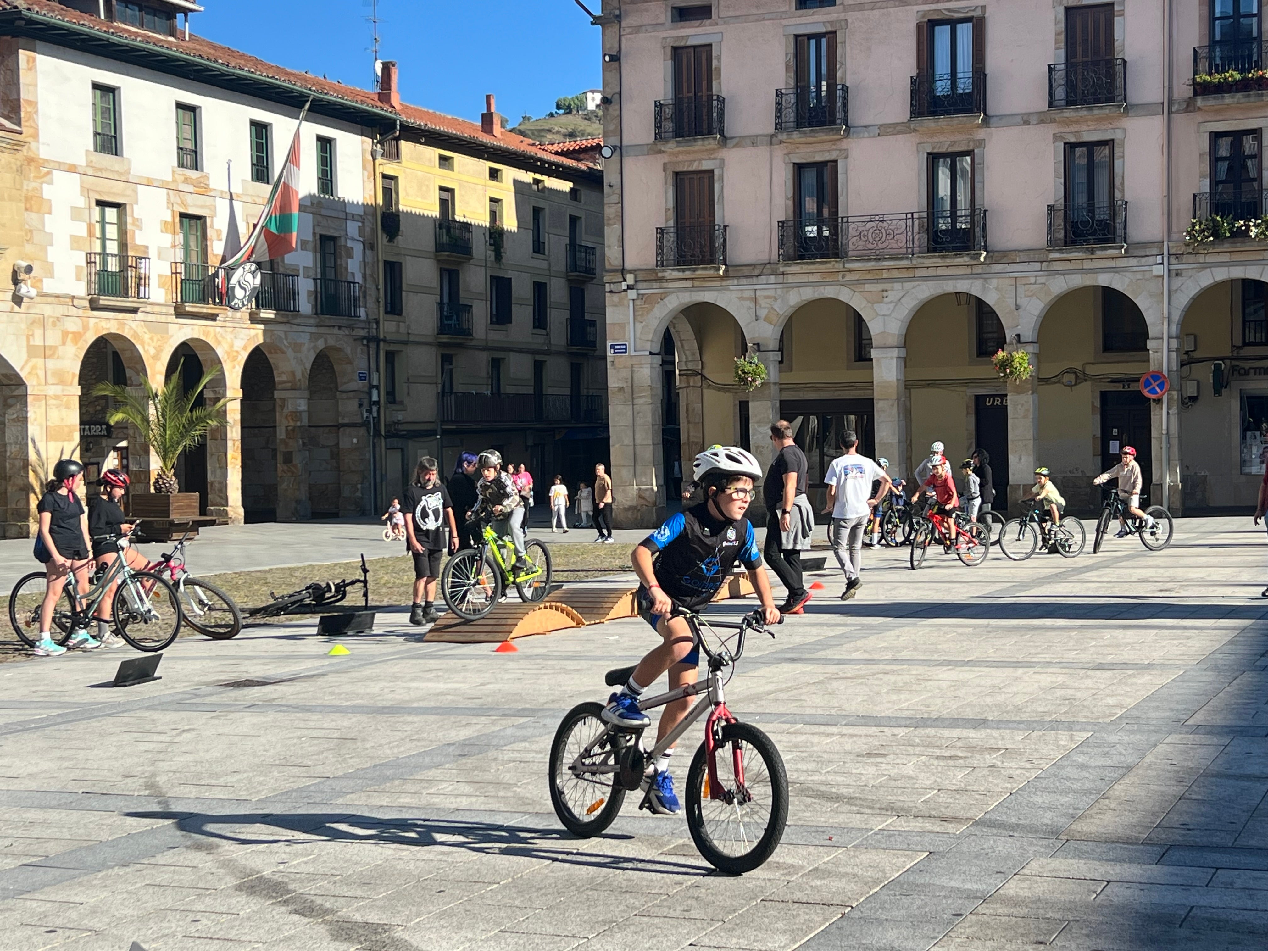 Domingo sobre dos ruedas en la plaza de Zumarraga