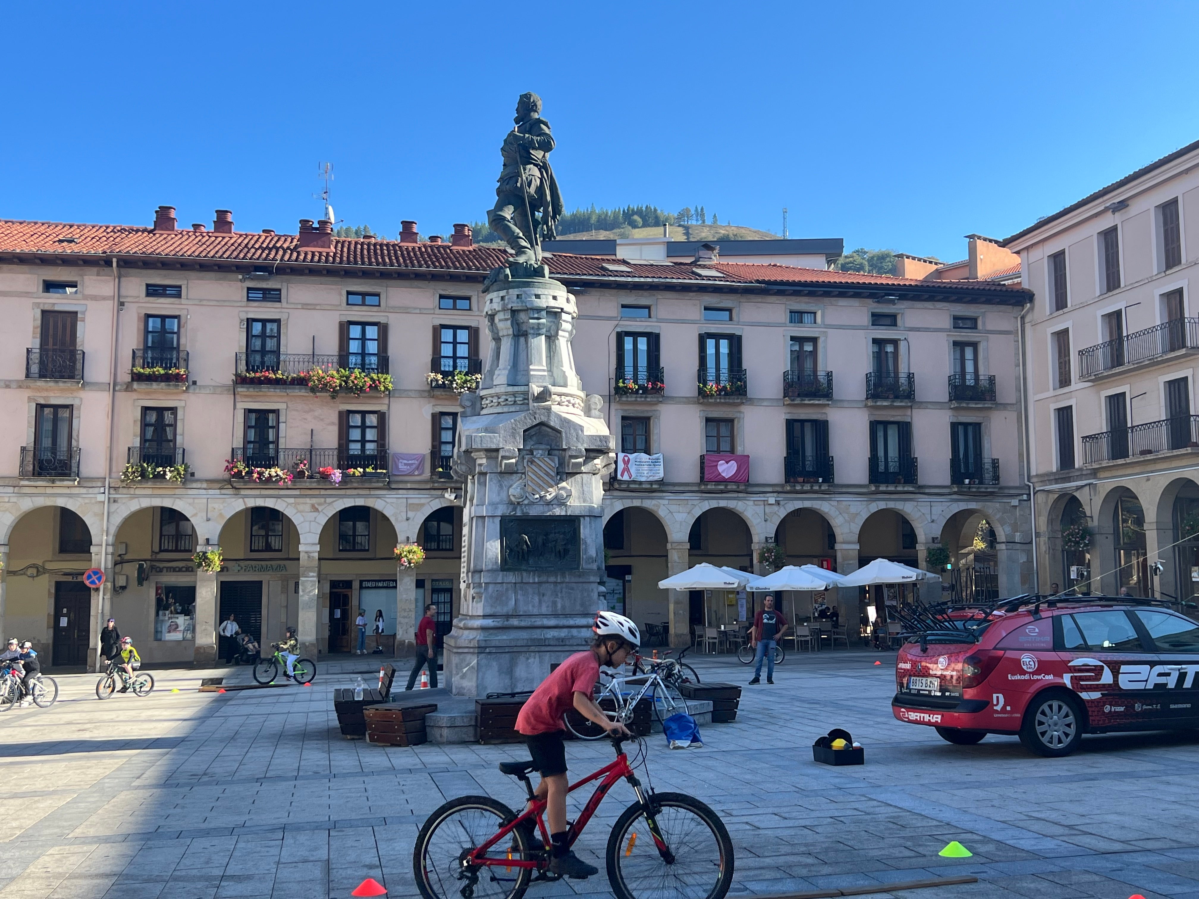 Domingo sobre dos ruedas en la plaza de Zumarraga