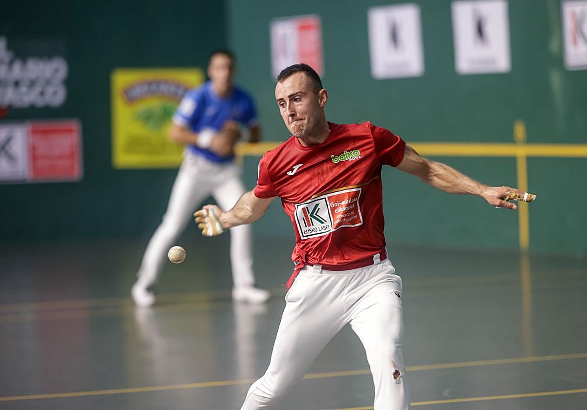 Joanes Bakaikoa realiza un saque ante Zabala en Lekunberri.