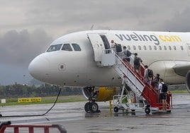 Pasajeros se suben a un avión de Vueling con destino a Barcelona en la pista de Hondarribia.
