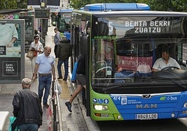 Varios usuarios acceden a un autobús de Dbus.
