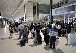 Colas interminables para cruzar el control de seguridad