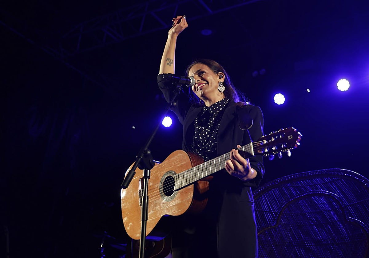 Bebe atrajo más de 6.000 personas a su concierto en la plaza de San Juan.