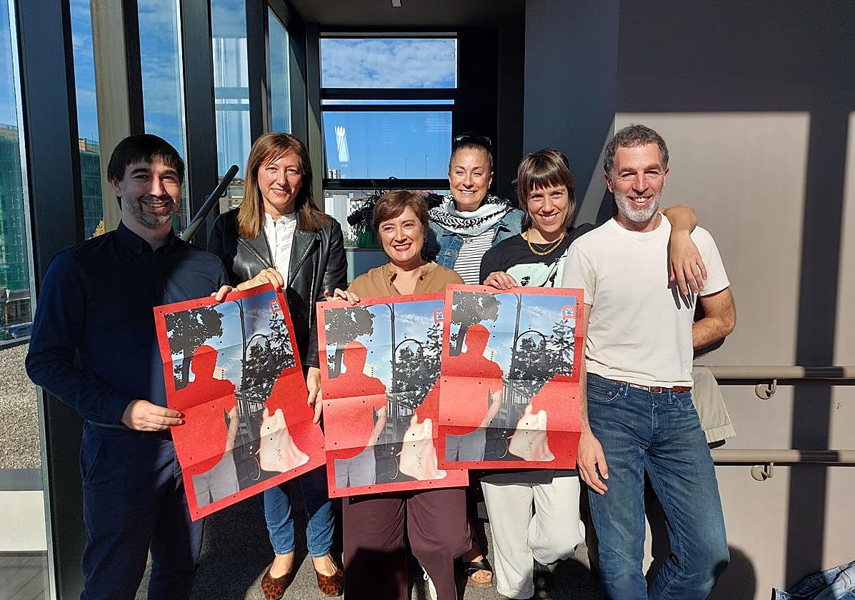 Los integrantes de Dantzan Bilaka junto a los representantes institucionales en Lekuona Fabrika