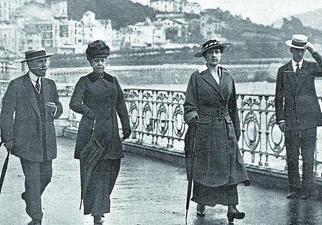 La reina María Cristina paseando por La Concha con su nuera, la reina Victoria Eugenia.
