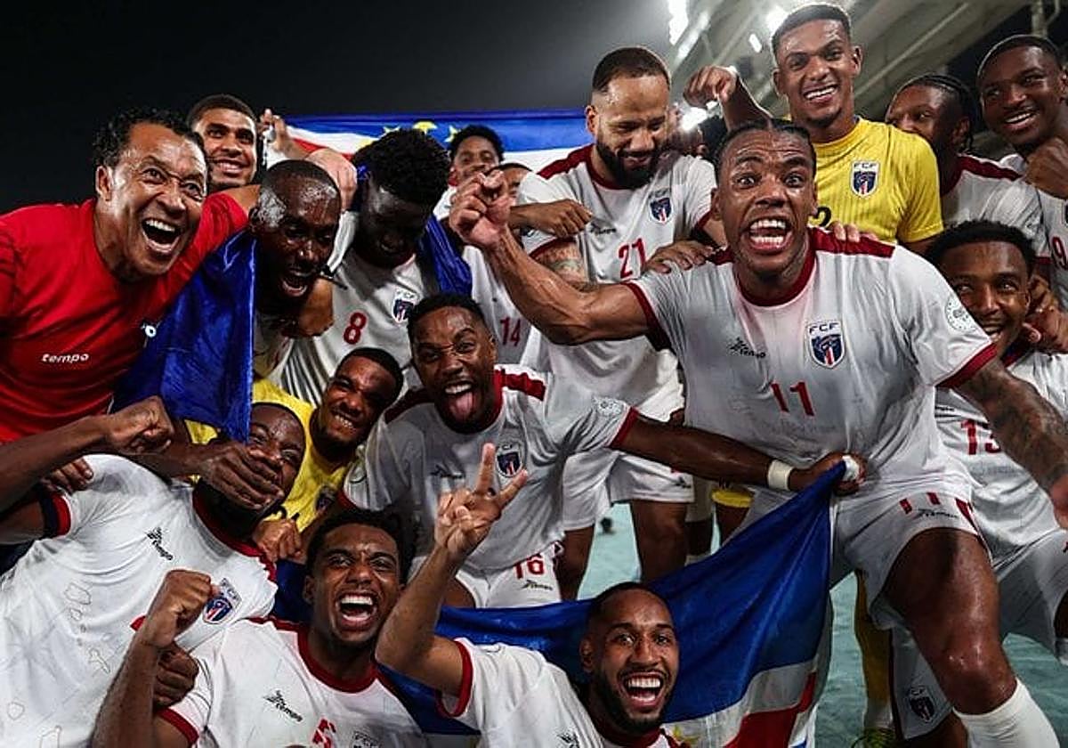El equipo de Cabo Verde celebra la conquista de la clasiidicación para el Mundial de 2026.