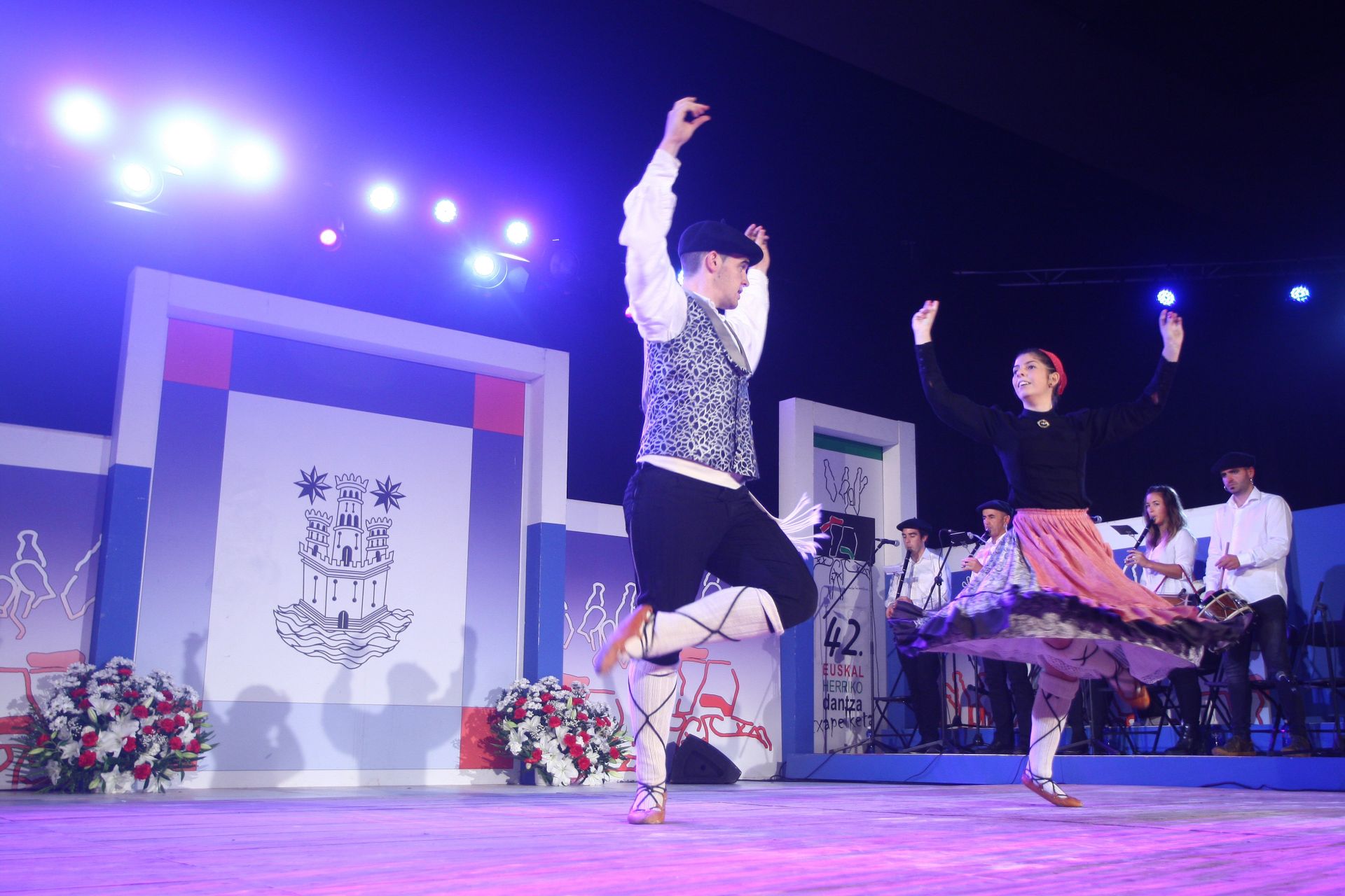 Bi dantzari, Euskal Herriko Dantza Suelto Txapelketan, artxiboko irudi batetan.