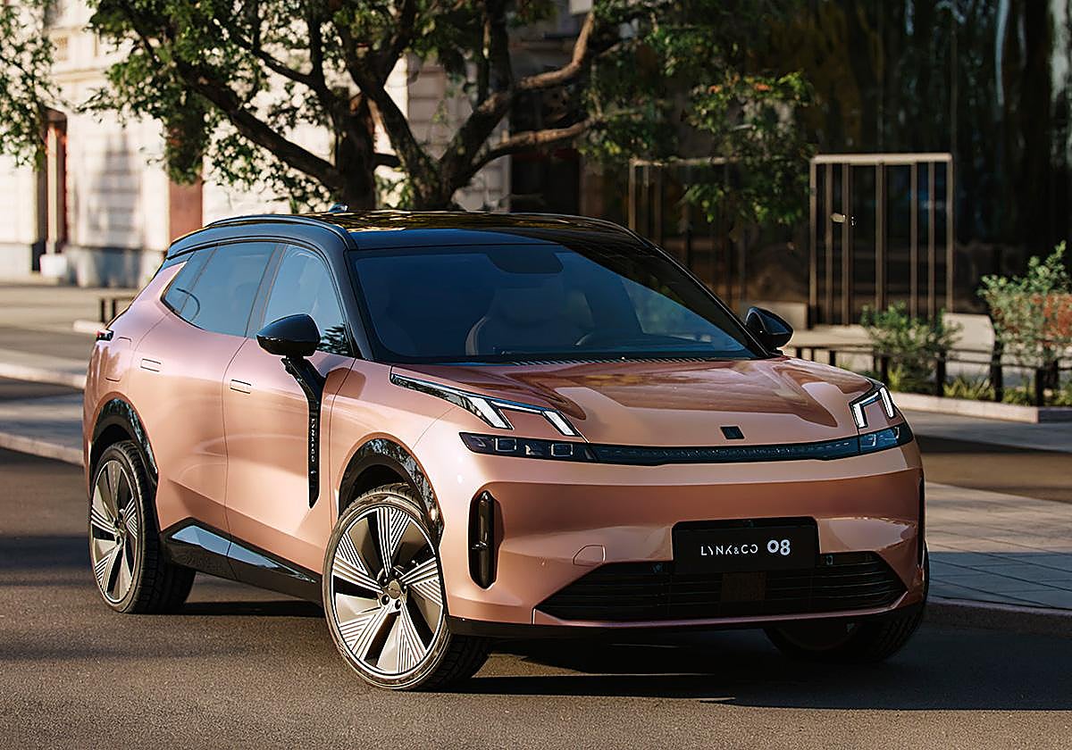 Hasta el momento, el Lynk¬Co 08 es el SUV de mayor tamaño de la marca, y ofrece una trecnología híbrida enchufable, que consigue una autonomía eléctrica de 200 km.