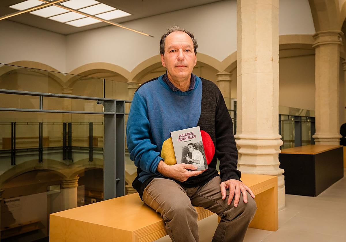 Markos Zapiain, 'Txillardegi hizkuntzalari' saiakera eskuan duela.