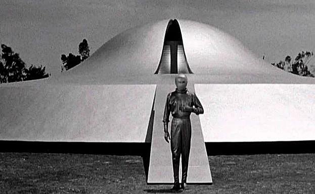 Ilustración de un supuesto platillo volante y un alienígena.