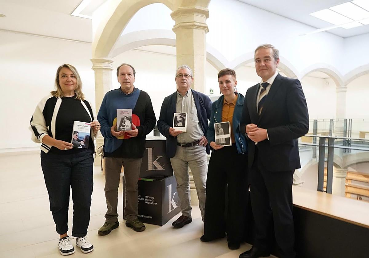 El viceconsejero de Cultura del Gobierno Vasco, Andoni Iturbe (d), ha dado a conocer este lunes los ganadores de los Premios Euskadi de Literatura, que han recaído en Itxaso del Castillo (i), Markos Zapiain (2i), Koldo Biguri (c) y Garazi Albizua (2d)