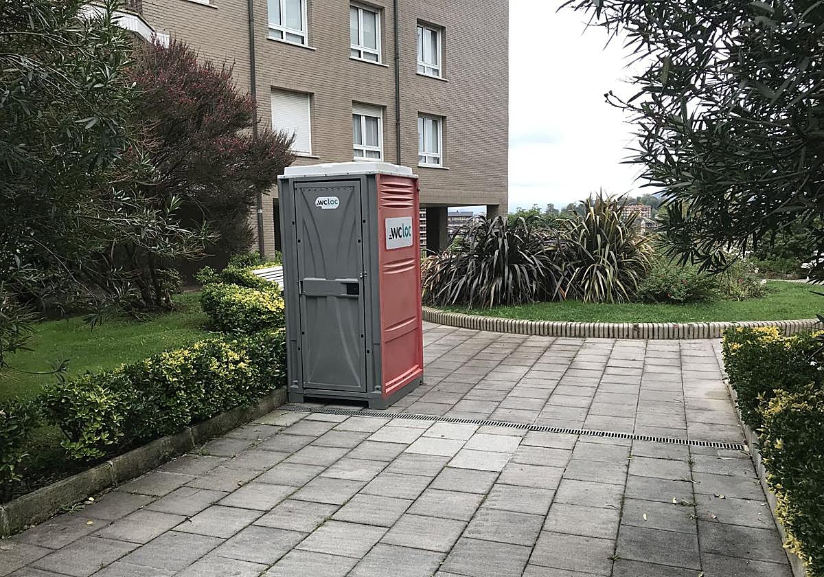 Critica Lorenzo M. Egurza: «¡¡Es alucinante!! Están realizando obras en el entorno de la calle Izaburu del barrio del Antiguo y no se les ha ocurrido otra idea mejor que instalar un servicio de obra en un paso público situado en los números 31-33 de dicha calle. Que lo sitúen en otro emplazamiento por favor».