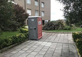 Critica Lorenzo M. Egurza: «¡¡Es alucinante!! Están realizando obras en el entorno de la calle Izaburu del barrio del Antiguo y no se les ha ocurrido otra idea mejor que instalar un servicio de obra en un paso público situado en los números 31-33 de dicha calle. Que lo sitúen en otro emplazamiento por favor».