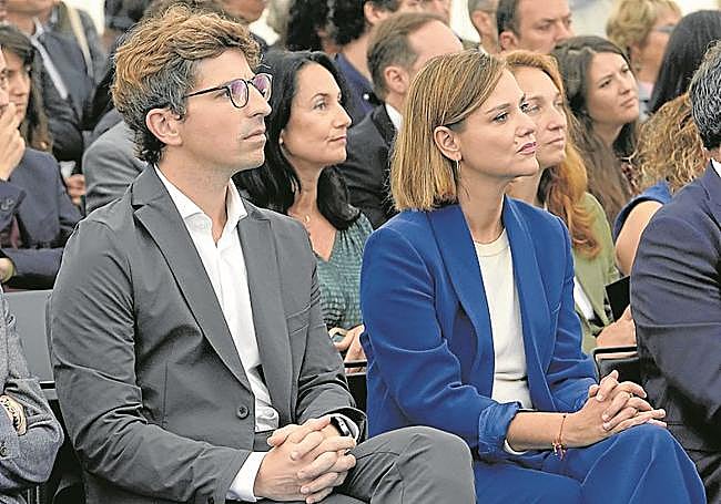 Jon Insausti, sucesor de Eneko Goia en la Alcaldía de Donostia, y Ane Oyarbide, portavoz del PSE en San Sebastián, presenciaron el acto juntos.