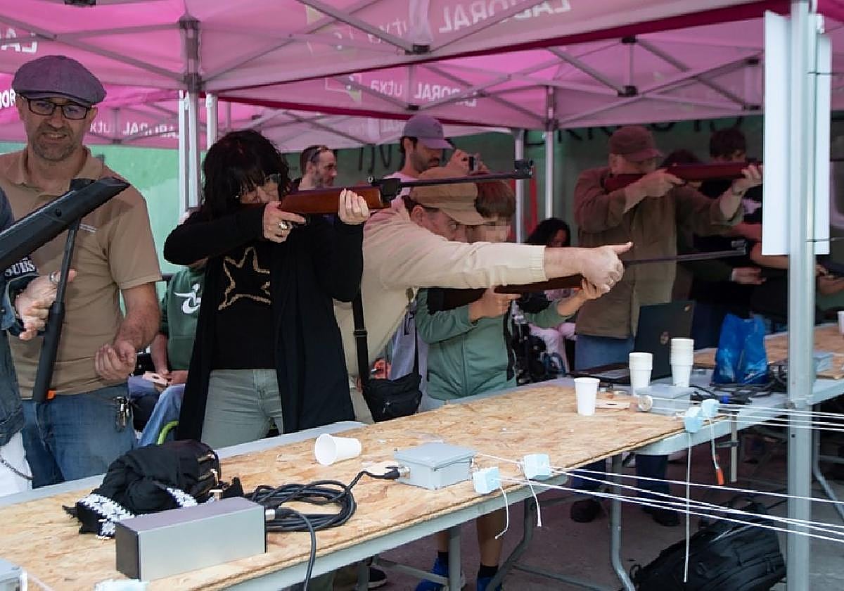 Los conciertos se desarrollaron desde las 20.30 horas en la plaza de Atsegindegi, mientras que la sesión de tiro con carabina fue en el Paseo de los Tilos.