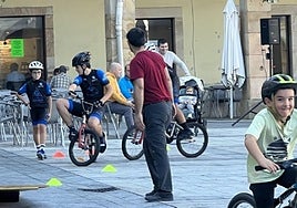 La fiesta reunió a medio centenar de niños y niñas en la plaza.