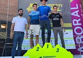 Larrea en el centro del podio este domingo en Legazpi.