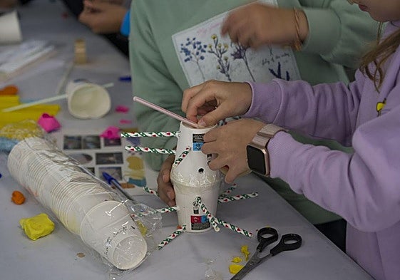 Niños experimentan en un anterior taller de ingeniería organizado por la biblioteca municipal.