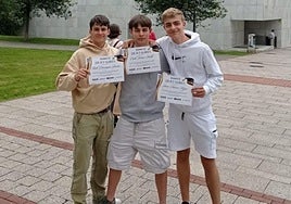 Los alumnos posan sonrientes con los premios logrados en la Olimpiada Filosófica y en el de Matemática y en el concurso de monólogos.