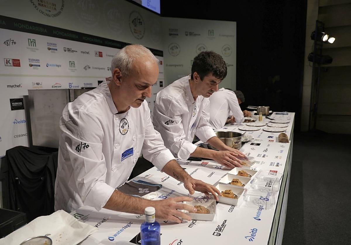 Iñigo Tizón y alberto loro, en acción este lunes en el auditorio con el pintxo 'Gato basque'.