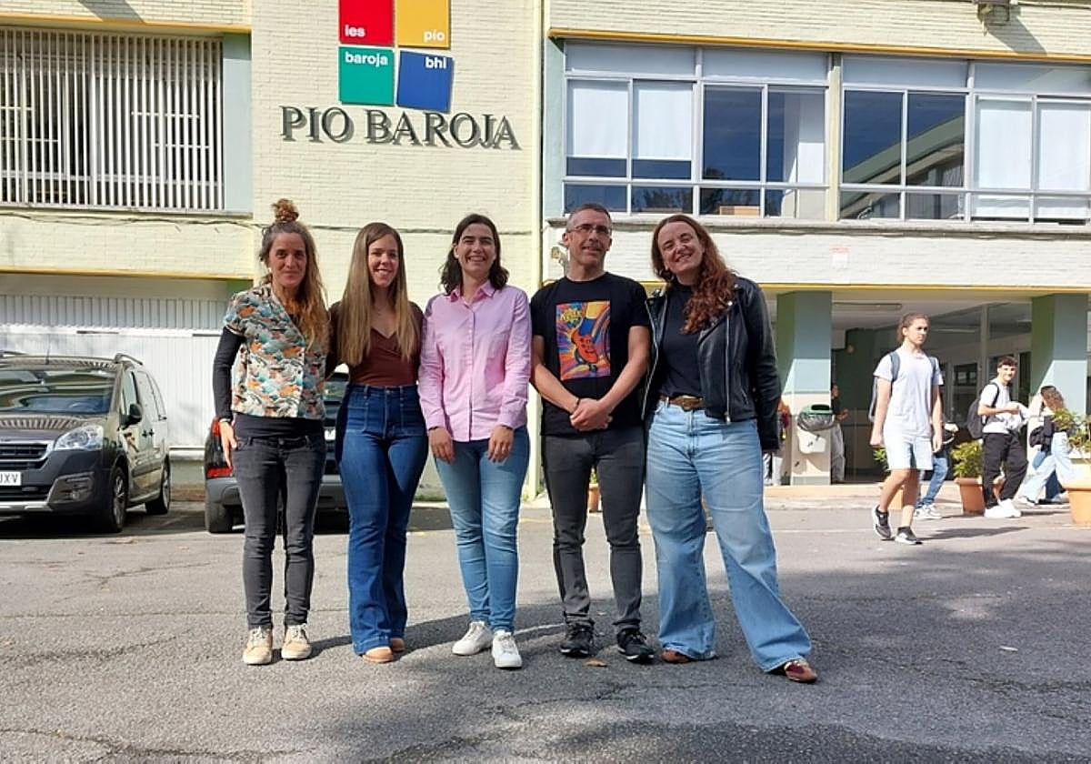 Representantes del Ayuntamiento y de Pío Baroja en el patio del centro.