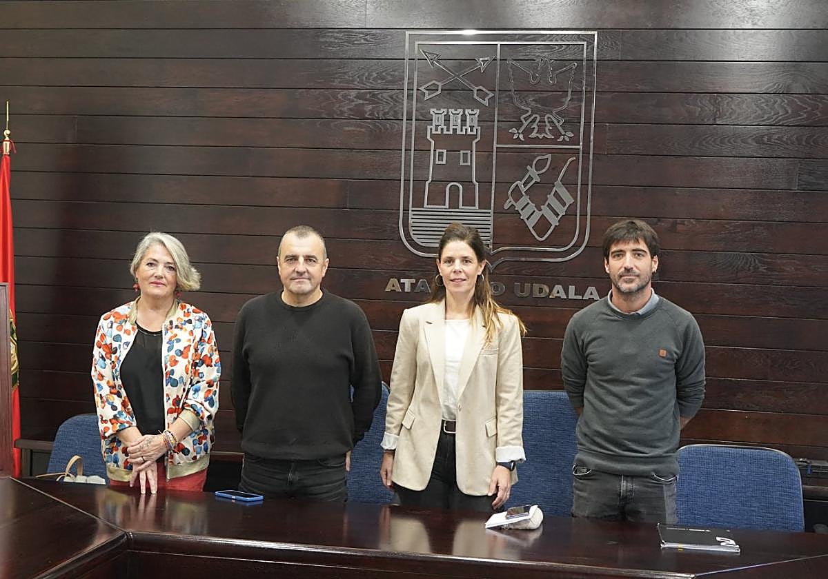 Kontxi Sukia, Martin Aramendi, Maider Irastortza eta Javier Buces, udaletxean atzo burututako aurkezpen ekitaldian.