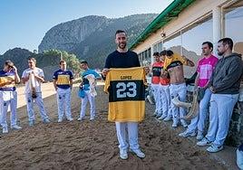 Imanol López muestra en la playa de Laga la camiseta con la que disputará su último Winter Series.