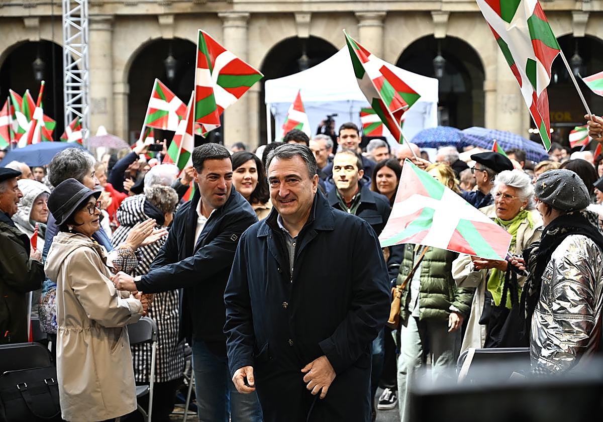 Aitor Esteban con el lehendakari Imanol Pradales.
