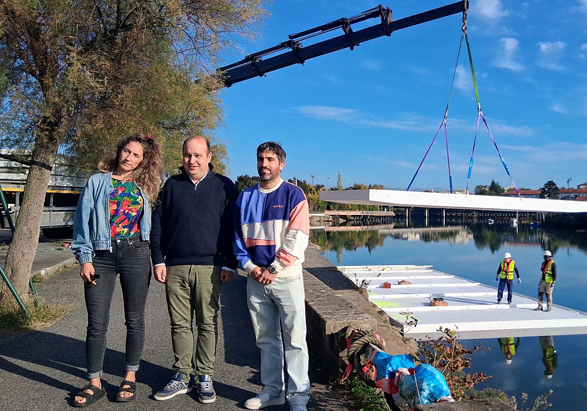 Jone Otaño, Gorka Álvarez y Borja Olazabal, este martes por la mañana junto al embarcadero.