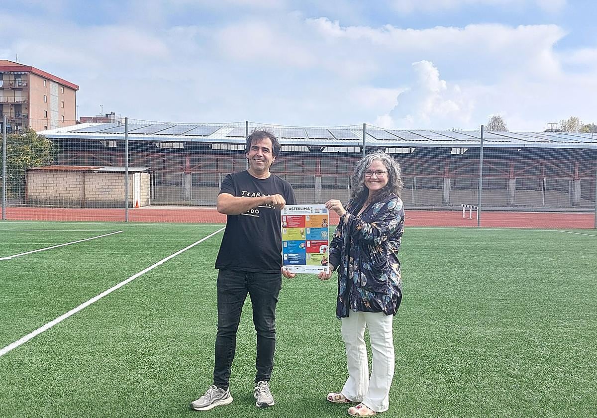 Niko Bengoetxea, técnico de sostenibilidad, y Yolanda Martín, concejal de medioambiente