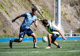 Sucic regatea a un compañero en el entrenamiento de Zubieta