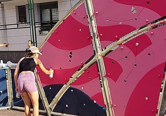 Una de las participantes en la transformación de la pista deportiva.