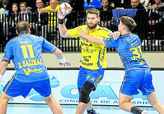 Salinas y Nieto, en una acción defensiva ayer en Turda.