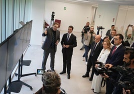 El lehendakari, Imanol Pradales, y el vicepresidente de IBM Quantum, Jay Gambetta (i), junto a otras autoridades en la inauguración del superordenador cuántico.