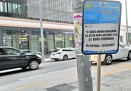 Escribe Oihana L: «Hace meses retiraron la marquesina de Dbus situada frente a la estación del tren, concretamente la de los autobuses de las líneas 17, 24, 37 y 45. Podrían volver a colocarla, por favor, antes de que empiece el mal tiempo. Somos muchos los usuarios que nos juntamos en esa parada y necesitamos resguardarnos».