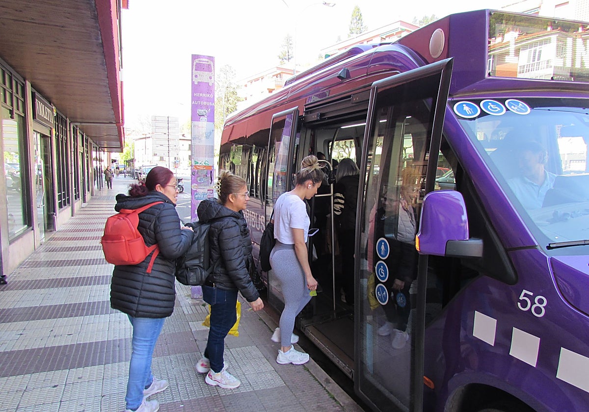 Varios usuario del autobús urbano en la parada del Okorotegi