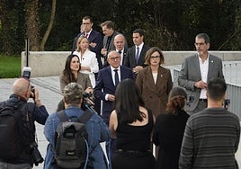 Eneko Goia (en la imagen, a la derecha), junto al resto de autoridades a su llegada al campus de Ibaeta.