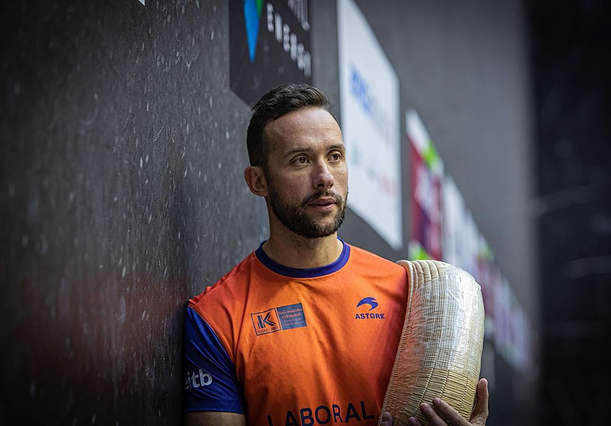 Imanol López, en el frontón de Gernika.