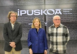 Xabier Ezeizabarrena, Eider Mendoza y Xabier Olano, en la presentación del hallazgo en la Diputación.