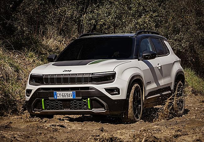 Los conductores muy aventureros cuentan con el Avenger 4Xe de tracción total, muy capaz por el campo y que se mueve con n motor de hibridación ligera de 136 CV.