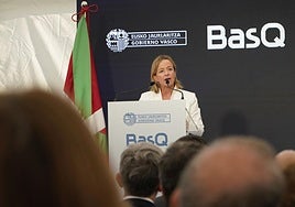 Eider Mendoza se dirige a los asistentes en el acto de hoy en Ibaeta.