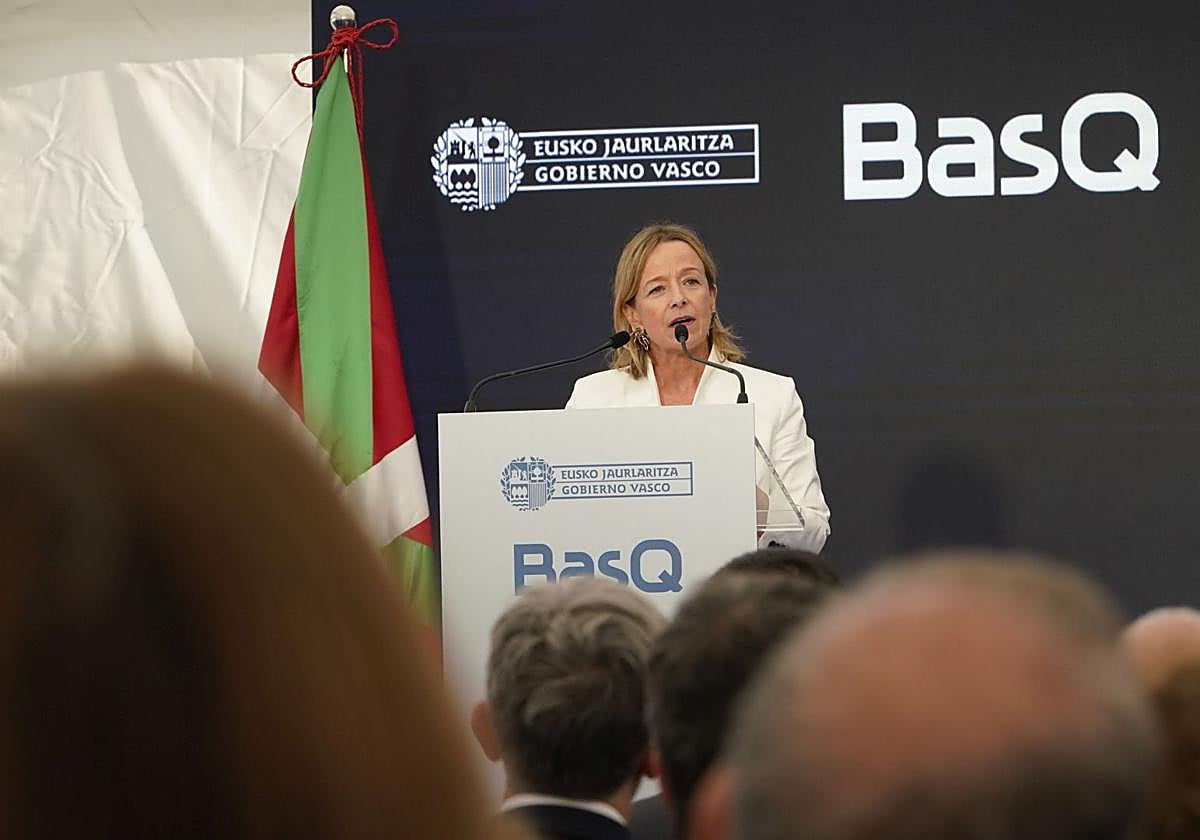 Eider Mendoza se dirige a los asistentes en el acto de hoy en Ibaeta.